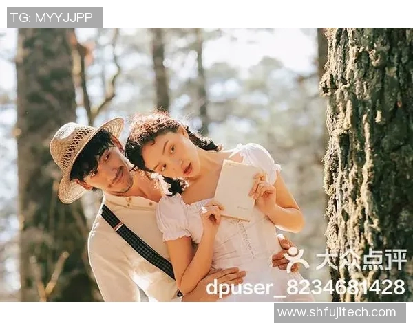 足球明星与女友甜蜜牵手展现爱情真谛引发粉丝热议与祝福