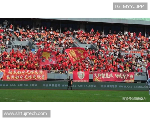 足球明星激情踢红色数字牌子展现赛场魅力与竞争精神