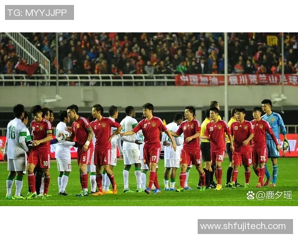 中国国足在国际赛场上取得历史性胜利振奋人心球迷欢呼雀跃